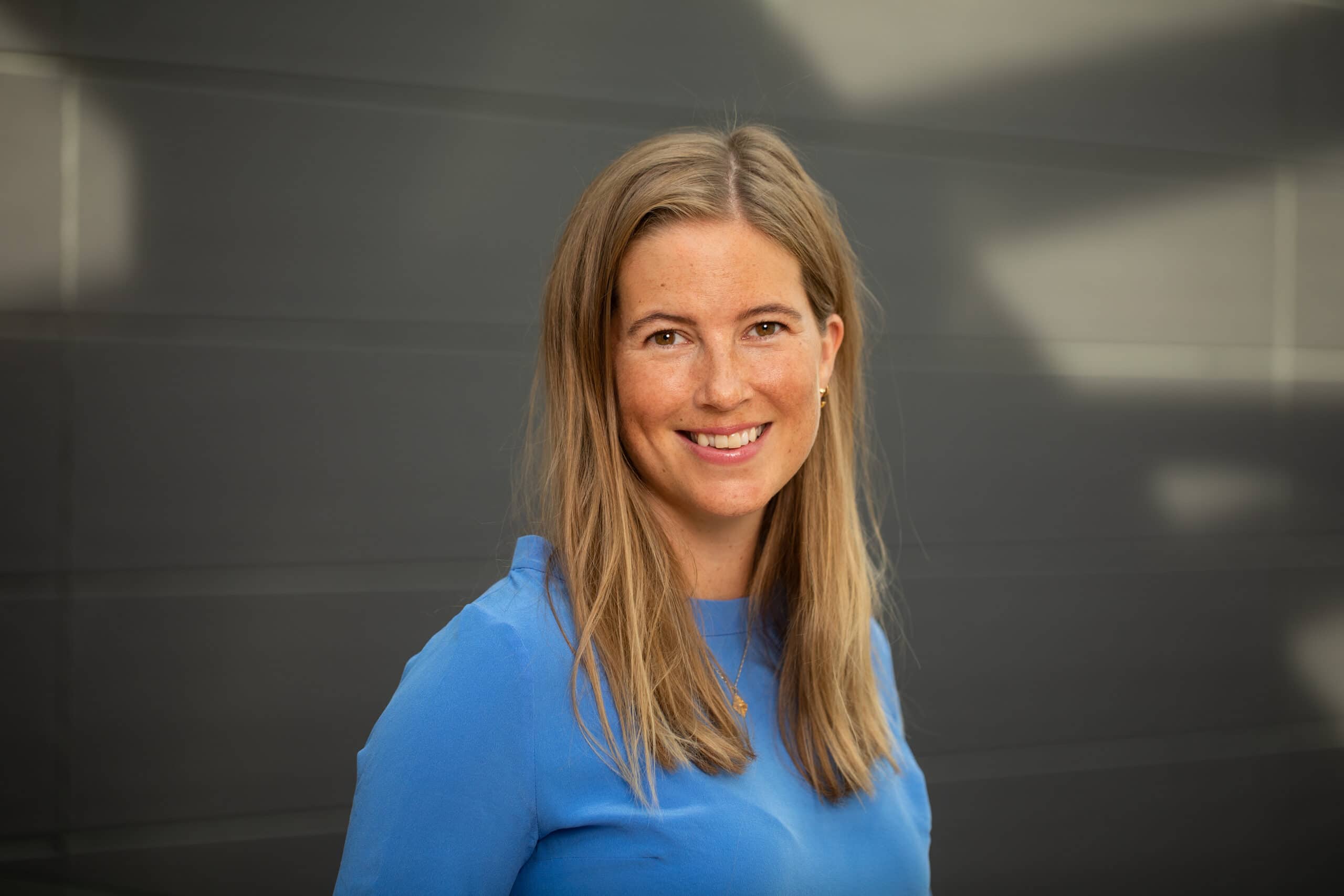 Pressebilde av avdelingsdirekt&oslash;r i kommunikasjon- og strategistaben, Marie Havnen.
