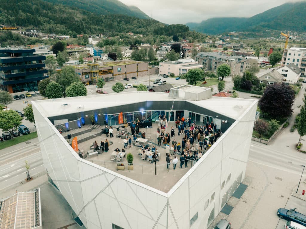 Sogn og Fjordane kunstmuseum sett frå lufta.